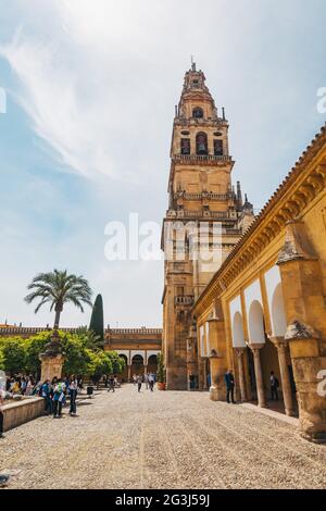 Der Glockenturm an der Mezquita von Córdoba, Spanien. Mit 54 Metern ist es das höchste Bauwerk der Stadt. Gelegen an einem Innenhof mit Orangenbäumen Stockfoto