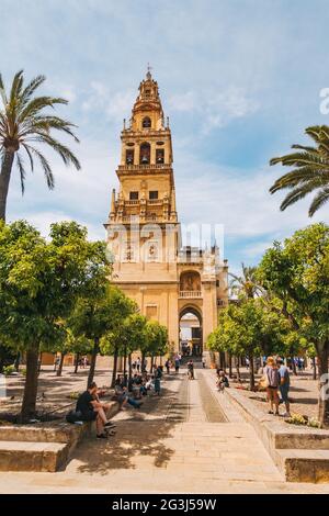 Der Glockenturm an der Mezquita von Córdoba, Spanien. Mit 54 Metern ist es das höchste Bauwerk der Stadt. Gelegen an einem Innenhof mit Orangenbäumen Stockfoto