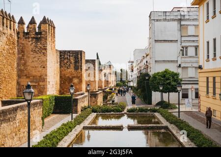 Blick auf die Teiche und die alten befestigten Stadtmauern der Calle Cairuan in Córdoba, Spanien. Stockfoto