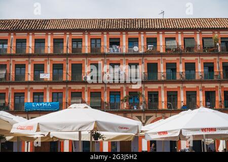 Fenster und Balkone dominieren die berühmte Plaza de la Corredera – ein Stadtplatz aus dem 17. Jahrhundert – in Córdoba, Spanien Stockfoto