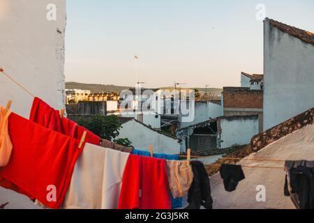 Blick über die Dächer der Häuser in Córdoba, Spanien, an einem klaren Abend. Im Vordergrund hängt etwas Wäsche zum Trocknen Stockfoto