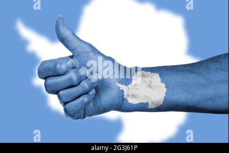 Alte Frau mit Arthritis geben den Daumen nach oben Zeichen Stockfoto
