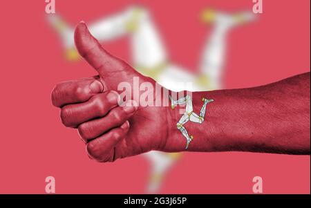 Alte Frau mit Arthritis geben den Daumen nach oben Zeichen Stockfoto