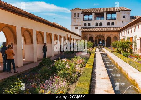 Gärten im Patio de la Acequia im Palacio de Generalife, gegenüber der Alhambra, Granada, Spanien Stockfoto