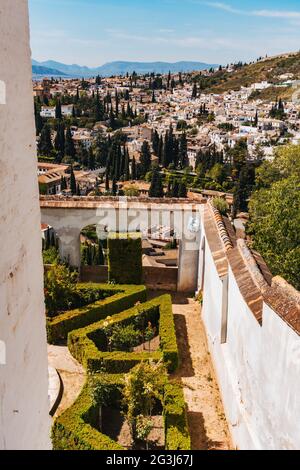 Verzierte Hecken im Palacio de Generalife, gegenüber der Alhambra, mit Blick auf die Stadt Granada, Spanien Stockfoto