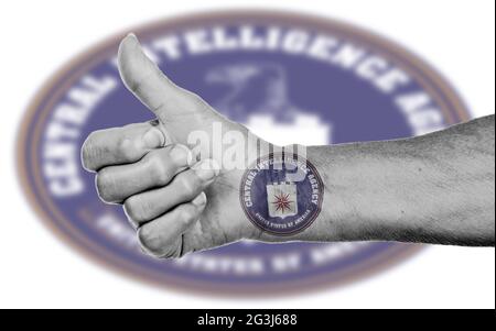 Alte Frau mit Arthritis geben den Daumen nach oben Zeichen Stockfoto