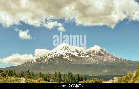 Tagesansicht des Mount Shasta über die I-5. Shasta-Trinity National Forest, Siskiyou County, Kalifornien, USA. Stockfoto