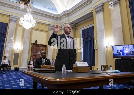 Washington, Usa. Juni 2021. Michael Bolton, Generalinspekteur der US-Polizei des Kapitols, wird vereidigt, bevor er am Mittwoch, den 16. Juni 2021, auf dem Capitol Hill in Washington, DC, bezeugt. Nach dem Anschlag auf das Kapitol am 6. Januar veranstaltete die Senatsverwaltung eine Anhörung zur Aufsicht der US-Polizei des Kapitols. Foto von Tasos Katopodis/UPI Credit: UPI/Alamy Live News Stockfoto