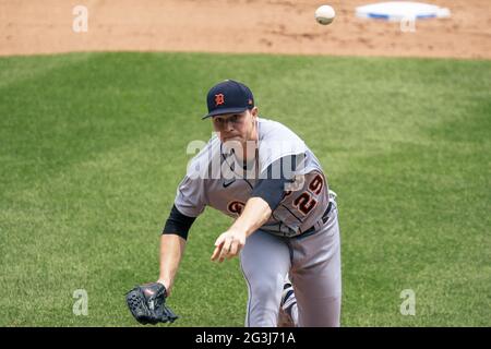 Kansas City, Usa. Juni 2021. Detroit Tigers Starting Pitcher Tarik Skubal (29) pitchiert gegen die Kansas City Royals im ersten Inning im Kaufman Stadium in Kansas City, Missouri am Freitag, 31. Juli 2020. Foto von Kyle Rivas/UPI Credit: UPI/Alamy Live News Stockfoto