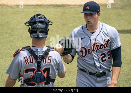 Kansas City, Usa. Juni 2021. Detroit Tigers starten Pitcher Tarik Skubal (29) und Catcher Jake Rogers (34) wärmen sich vor dem Spiel im Kaufman Stadium in Kansas City, Missouri, am Freitag, den 31. Juli 2020, im Bullpen auf. Foto von Kyle Rivas/UPI Credit: UPI/Alamy Live News Stockfoto