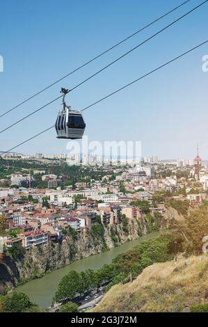 Reisen Sie mit dem Thema Seilbahn. Touristische Altstadt Tiflis Stockfoto