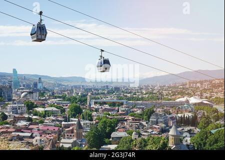 Sightseeing Reisethema in georgien Tiflis Stadt. Luftkabelstraße Stockfoto