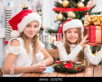 Glückliche Kinder, die sich auf Neujahr und Weihnachtsfeier vorbereiten Stockfoto