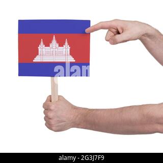 Hand hält kleine Karte - Flagge von Kambodscha Stockfoto