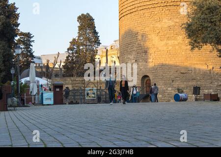 Baku - Aserbaidschan. Menschen, die vor dem Maiden's Tower laufen. Stadt und Menschen Stockfoto