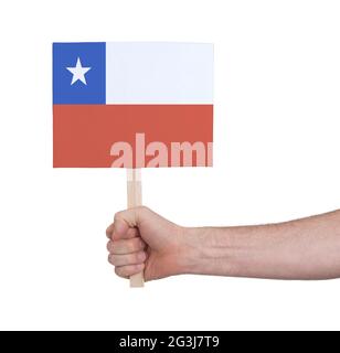 Hand hält kleine Karte - Flagge von Chile Stockfoto