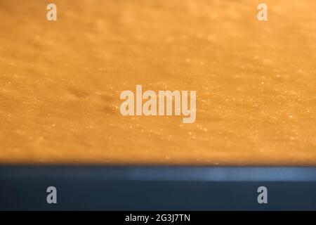 Quark-Auflauf in einem Blech auf einem Backblech im Ofen gekocht Stockfoto