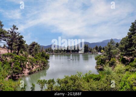 Panoramablick auf den Beletsi-See und die wunderschöne Natur, die den See umgibt. Es liegt auf einer Höhe von 600 Metern auf dem Berg Parnes in Athen Stockfoto