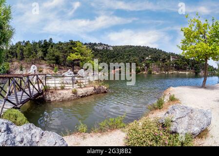 Blick auf den Beletsi-See. Der See liegt auf einer Höhe von 600 Metern an den östlichen Hängen des Parnes-Berges. Athen, Attika, Griechenland. Sonniger Tag Stockfoto