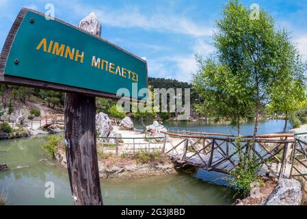 Das hölzerne Zeichen des Beletsi-Sees (in griechischen Buchstaben), das an einen Holzpfahl genagelt ist, begrüßt und informiert die Menschen, dass sie den Beletsi-See erreicht haben. Athen Stockfoto