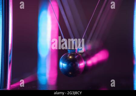 Newton-Wiege. Demonstration des Gravitations-, Aktionsprinzip und Reaktionsprinzips in der Physik. Stockfoto