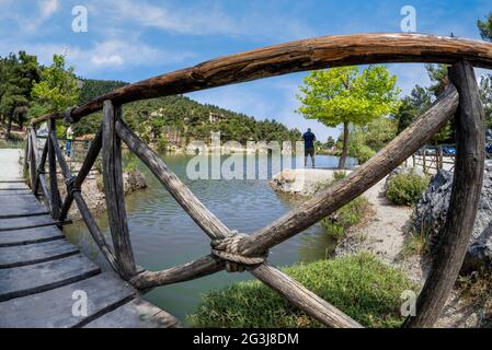 Beletsi See in Athen - Griechenland. Panoramablick auf den Beletsi-See, während Sie auf der Holzbrücke des Sees stehen und durch das Holzgeländer blicken Stockfoto