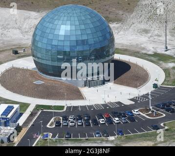 Racine, Wisconsin, USA. Juni 2021. Der Foxconn-Campus im Wisconn Valley Science and Technology Park im Dorf Mount Pleasant, Wisconsin, wird am Mittwoch, den 16. Juni 2021 gezeigt. Foxconn und Fisker haben eine Vereinbarung zum Bau von Elektrofahrzeugen angekündigt. Eine Ankündigung wird erwartet, möglicherweise im Juli, ob sie in Mount Pleasant oder anderswo gebaut werden. Der 100 m hohe, glasüberdachte Globus ist das High-Performance Computing Data Center. (Bild: © Mark HertzbergZUMA Wire) Stockfoto