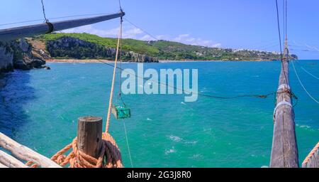 Blick von Trebuchet in Apulien: Zaina und San Nicola Strände Breite in der Ferne Stadt Peschici in Gargano Promontory, Italien. Stockfoto