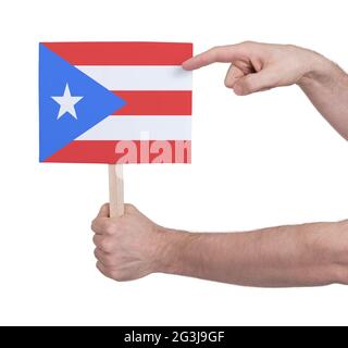 Hand hält kleine Karte - Flagge von Puerto Rico Stockfoto