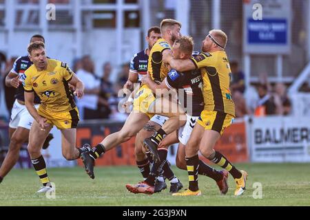 Joe Westerman (13) von Wakefield Trinity wird von Danny Richardson (7) von Castleford Tigers und Oliver Holmes (11) von Castleford Tigers angegangen Stockfoto