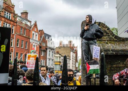 LONDON, ENGLAND - 15. Mai 2021: Demonstranten bei einer Demonstration für Palästina Stockfoto