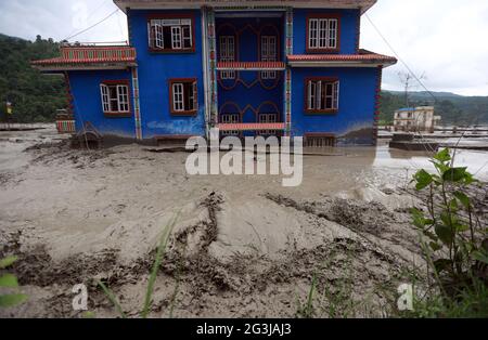 Sindhupalchowk, Nepal. Juni 2021. Teilweise untergetauchte Häuser werden als Überschwemmungswasser aus dem geschwollenen Melamchi-Fluss in das Dorf in Sindhupalchok, Nepal, 16. Juni 2021 gesehen. Quelle: Dipen Shrestha/ZUMA Wire/Alamy Live News Stockfoto