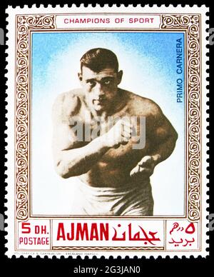 MOSKAU, RUSSLAND - 17. APRIL 2021: Die in den Vereinigten Arabischen Emiraten gedruckte Briefmarke zeigt Primo Carnera (1906-1967), Italien, Athleten (IV) - Boxserie, c Stockfoto