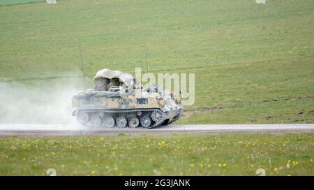 die britische Armee FV432 Bulldog, die auf einem Steinweg, voll beladen mit der Truppe bergens, unter einer Tarnplane rast Stockfoto