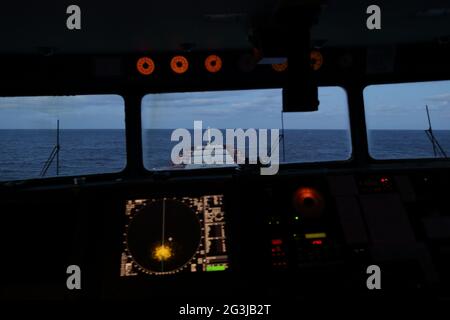 Elektronische Navigationsausrüstung, Segeln bei ruhigem Wetter, bewölktem Tag, Blick von der Brücke Stockfoto