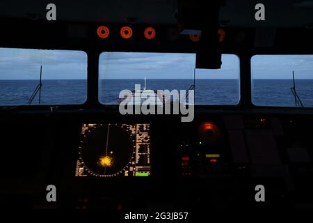 Elektronische Navigationsausrüstung, Segeln bei ruhigem Wetter, bewölktem Tag, Blick von der Brücke Stockfoto