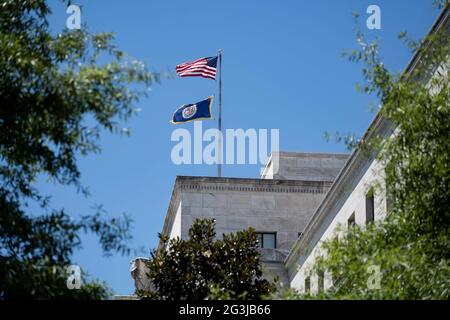 Washington, USA. Juni 2021. Das am 16. Juni 2021 aufgenommene Foto zeigt die US Federal Reserve in Washington, DC, USA. Die US-Notenbank Federal Reserve hielt am Mittwoch ihre Leitzinsen unverändert auf dem Rekordtief von nahe Null, da sich die wirtschaftliche Erholung angesichts der wachsenden Sorgen über den Inflationsschub fortsetzt. Quelle: Liu Jie/Xinhua/Alamy Live News Stockfoto