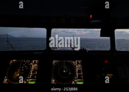 Elektronische Navigationsausrüstung, Segeln bei ruhigem Wetter, bewölktem Tag, Blick von der Brücke Stockfoto
