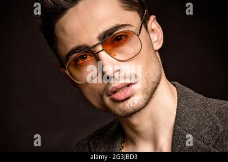 Modell-Mann in Gläsern Stockfoto