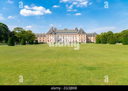 Paris, internationaler Studentencampus, schönes Gebäude mit einem Park Stockfoto