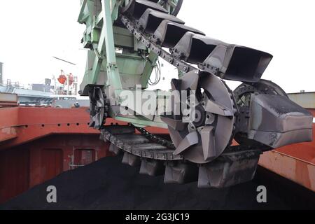 Das Frachtschiff, Bulk-Carrier-Schiff, das dampfende Ladung am Liegeplatz des Kraftwerks auslädt Stockfoto