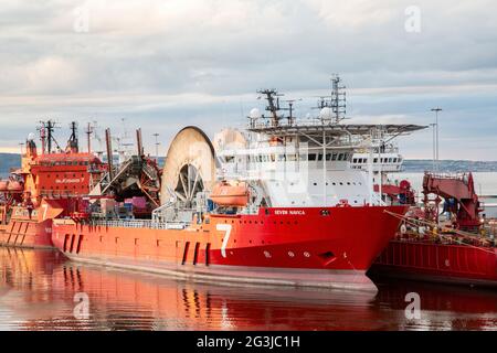 Rohrverlegungsschiff Seven Navica, im Hafen von Leith anliegend. Edinburgh, Schottland, Großbritannien Stockfoto