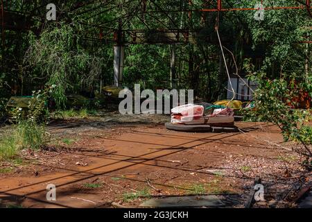 Verlassene Amusement Auto Fahrt im Park der Attraktionen in Ghost City von Pripyat in Tschernobyl Ausschlusszone, nukleare Katastrophe Stockfoto