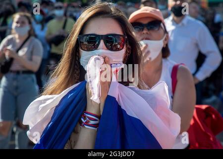 Moskau, Russland. 16. Juni 2021 Fußballfans mit Gesichtsmaske besuchen die Fanzone, in der das UEFA Euro 2020-Spiel der Gruppe B zwischen Finnland und Russland in der Nähe des Luschniki-Stadions in Moskau, Russland, übertragen wird Stockfoto