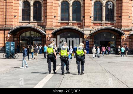 Bremen, Deutschland - 19. August 2019: Drei Polizisten und Menschen vor dem Bremer Hauptbahnhof in Bremen, Deutschland Stockfoto