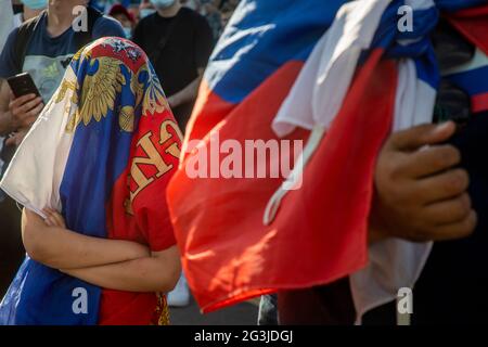 Moskau, Russland. 16. Juni 2021 EIN Fußballfan schaut sich das UEFA Euro 2020 Gruppe B Spiel zwischen Finnland und Russland auf der großen Leinwand in der Fan Zone, in der Nähe des Luschniki Stadions in Moskau, Russland, an Stockfoto