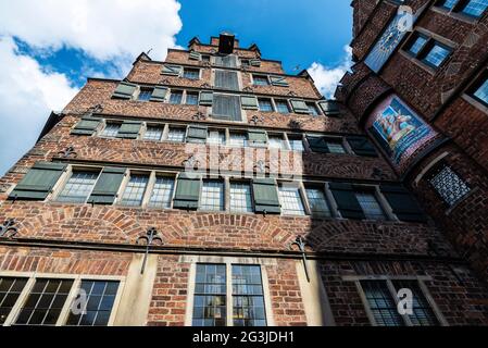 Bremen, Deutschland - 19. August 2019: Fassade eines alten Backsteinhauses in der Böttcherstraße, Bremen, Deutschland Stockfoto