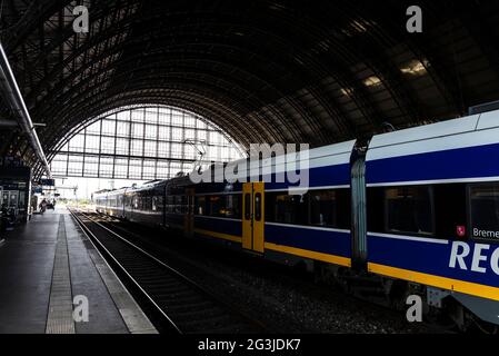 Bremen, Deutschland - 19. August 2019: Innenansicht des Bremer Bahnhofs (Bremen Hauptbahnhof) mit Menschen in Bremen, Deutschland Stockfoto