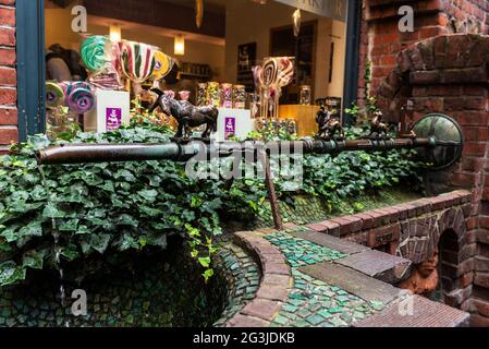 Bremen, Deutschland - 19. August 2019: Kleiner Brunnen in der Böttcherstraße, Bremen, Deutschland Stockfoto