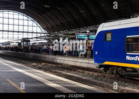 Bremen, Deutschland - 19. August 2019: Innenansicht des Bremer Hauptbahnhofs mit Menschen, die in Bremen warten Stockfoto